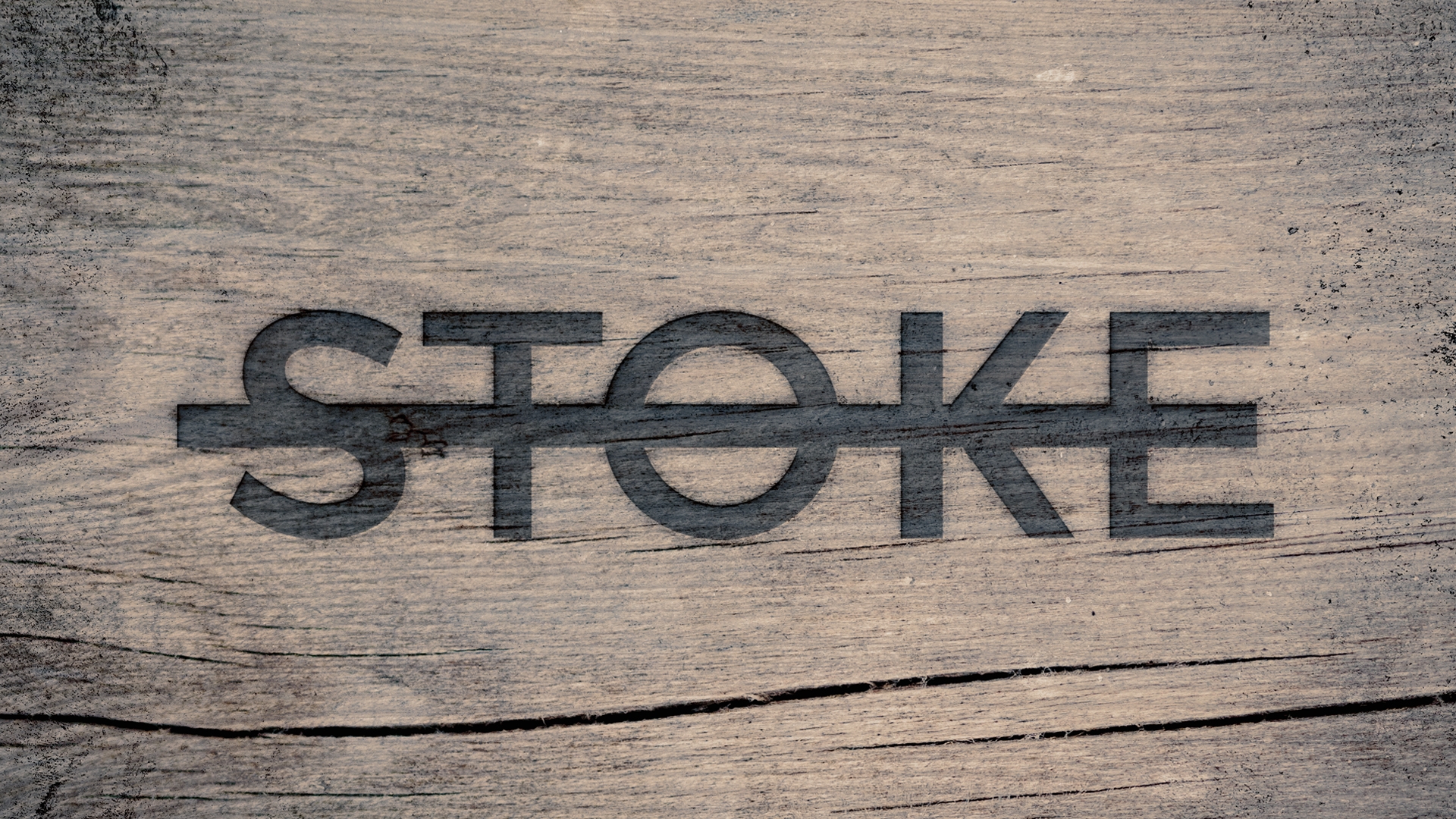 Logo van Stoke. Houten achtergrond met ingebrande tekst STOKE.